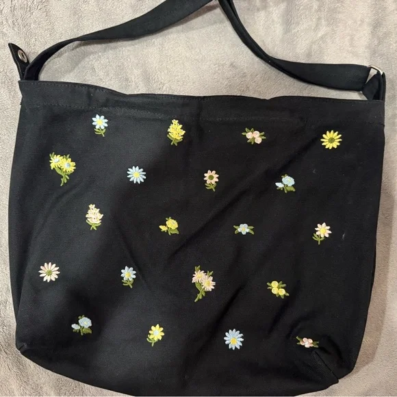 BAGGU Horizontal Duck Bag - Embroidered Ditsy Black Floral - Picture 4 of 5
